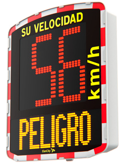 Radar pedagógico que muestra una velocidad de 56 km/h en luces LED rojas y la palabra PELIGRO en amarillo